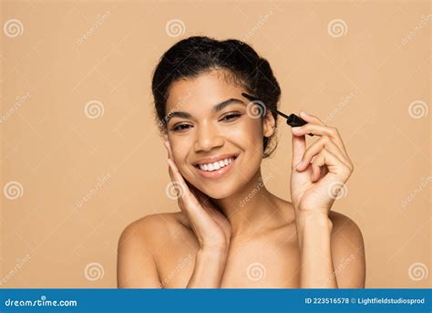 Joyeuse Femme Afro Am Ricaine Avec Nu Photo Stock Image Du Sourire