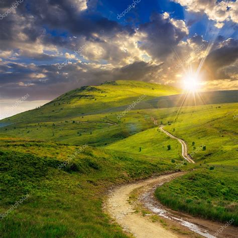 Caminho Da Montanha Subindo Para O Céu Ao Pôr Do Sol — Fotografias De