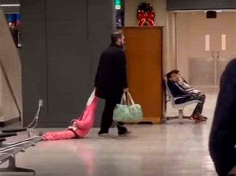 Vídeo Papá Arrastra A Su Hija Por El Suelo En Un Aeropuerto Y Se Hace