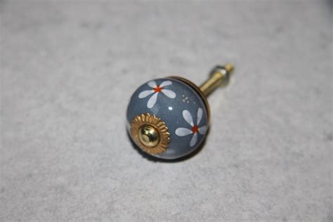 Vzhled úchytky nebo madla se mění s posledními trendy a vybrat si můžete z opravdu široké nabídky. Porcelánové úchytky,knopky na nábytek 3 cm / Zboží ...