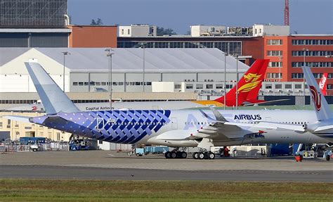 第一次搭中華航空airbus a350機型的商務艙，其實還是滿興奮的，拍照留念一下 我很早就到候機室，但是真的沒有要照相的朋友，可以在貴賓室多休息一下再上來就好，中華航空呈 硬體部份，a350的飛機較新，反而在空間配置與搭乘舒適度上，並不會比boeing 777差。 A350 Production on Twitter: "Here we go! This is the first high resolution picture of China Airlines' final A350-900 (MSN239, B-18918) on order ...