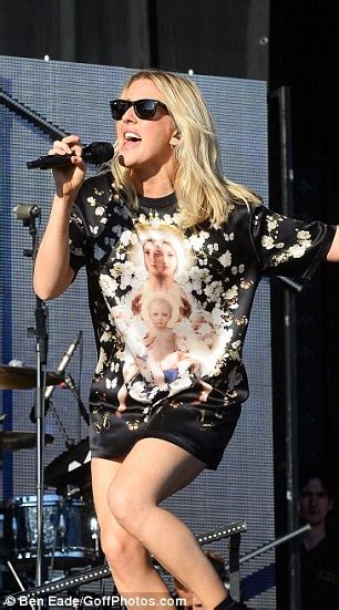 Ellie Goulding Shows Off Her Athletic Physique After Wowing At V Festival Daily Mail Online