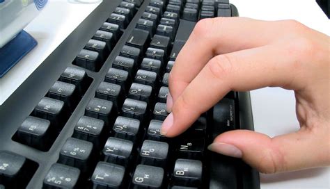 Improve Your Mood By Typing With Your Right Hand Only Mind Hacks