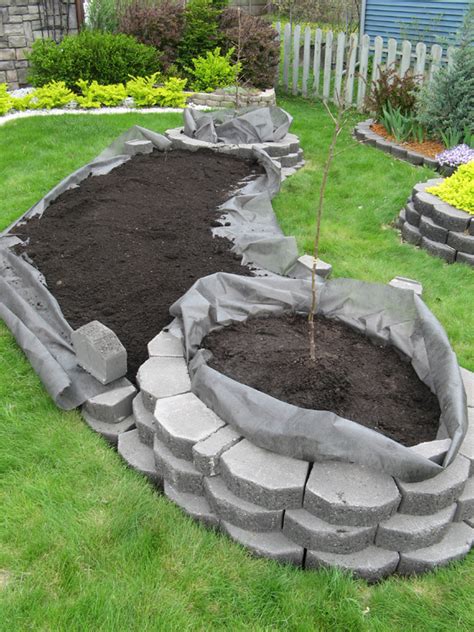 Garden soxx is a product that will allow you to make a retaining wall in your garden that will prevent and fix any erosion problem you may have in your yard. DIY Island Bed with Retaining Wall Bricks | Home Design ...