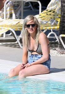 Ellie Goulding Sexy In Bikini Top Booty Leggy In Shorts Poolside
