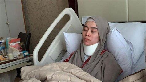Foto Terbaru Lesti Kejora Pakai Gips Leher Saat Dirawat Di Rumah Sakit