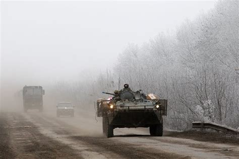 ウクライナ停戦合意、疑心のなか発効 Wsj