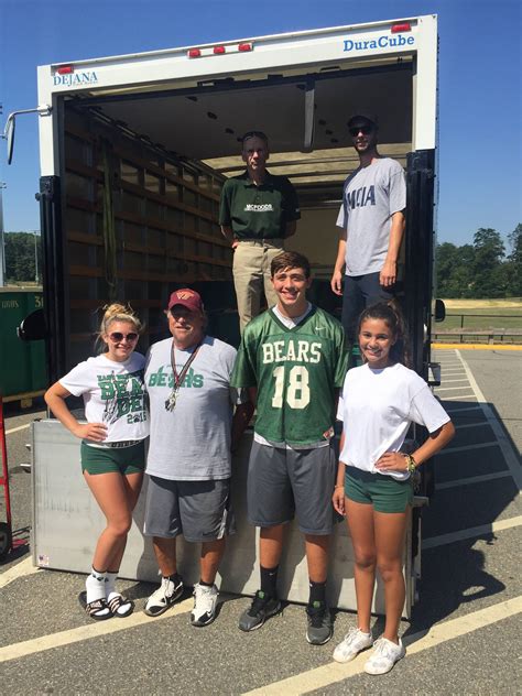 Bears Cheerleaders And Football Players Feed The Hungry In Middlesex