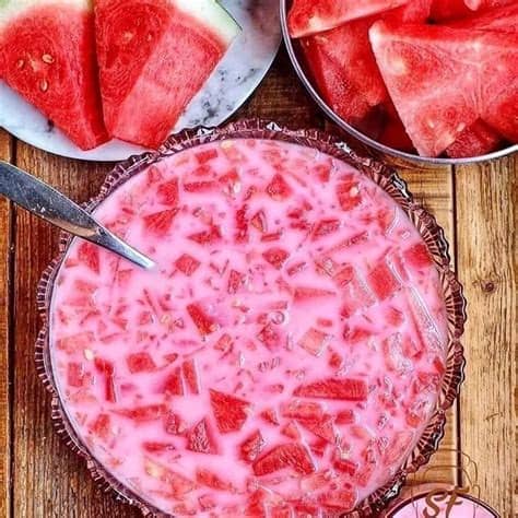 Penting untuk diketaui, seledri mengandung fitonutrien fenolik dengan antioksidannya yang bersifat dengan minum segelas jus seledri setiap hari ternyata efektif untuk menjaga tekanan darah tetap stabil, lho. Manfaat Jus Semangka Lemon - Apa Bagaimana