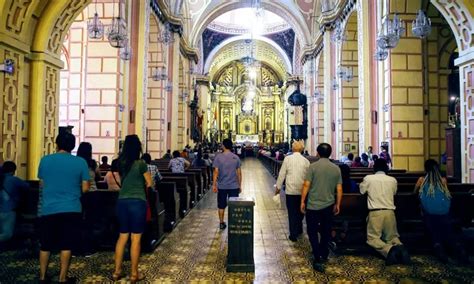 Semana Santa Fieles Realizan El Recorrido De Las Siete Iglesias En El