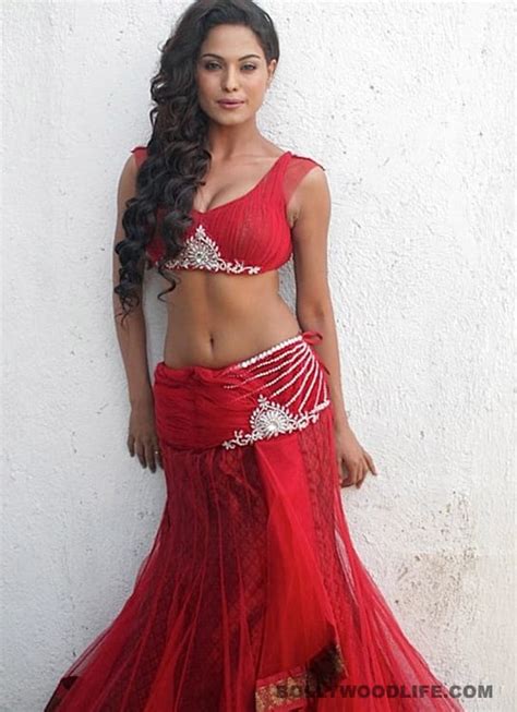 Veena Malik Not To Strip For Zindagi 50 50
