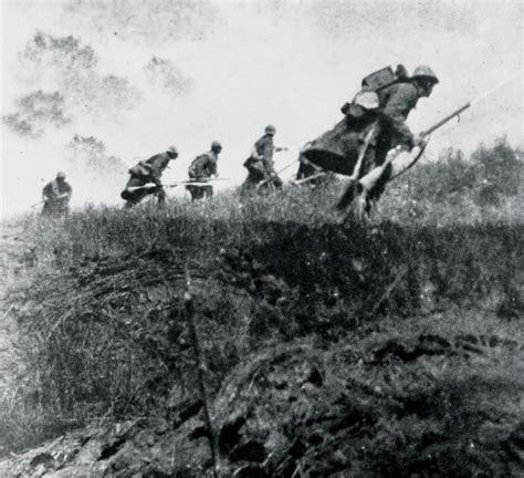 French Soldiers Charge Out Of Their Trench With Bayonets Fixed Wwi