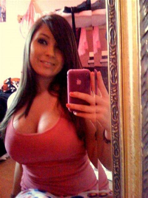 Cleavage Girls 43 Pics