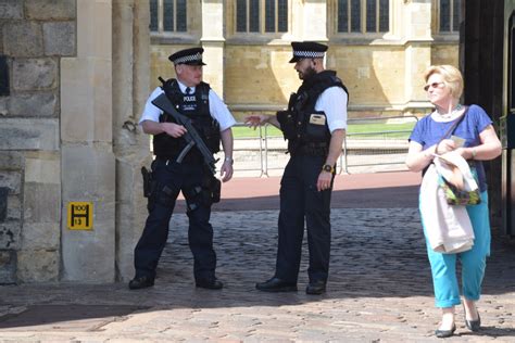 British Police Guards Armed With Smgs The Firearm Blog