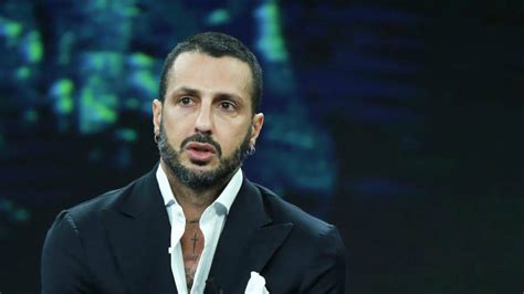 Alcuni recenti post dell'ex re dei paparazzi fanno. Fabrizio Corona, Isola 2019: la verità sulla moglie di ...
