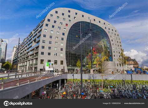 Rotterdam, Holanda - 27 de abril de 2017: Famoso mercado moderno
