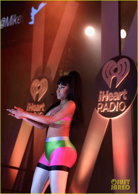 Nicki Minaj Shows Off Killer Curves In Neon Spandex Photo 3382351