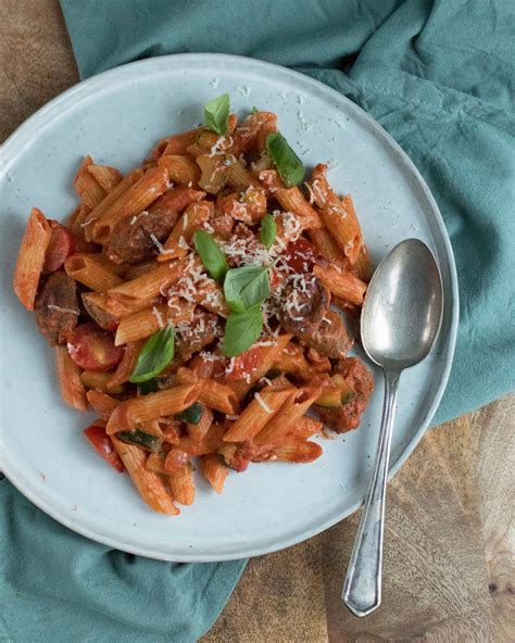 Pasta met romige tomatensaus en braadworstjes
