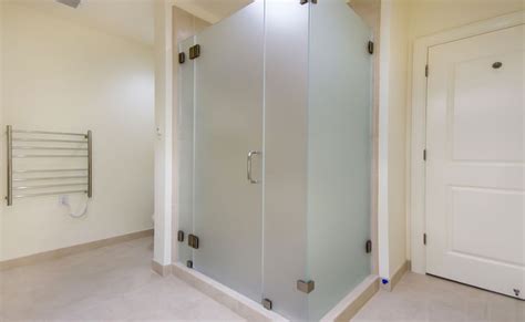 different types of shower doors and their characteristics