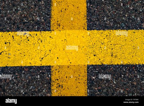 Línea De Señalización Vial Con Pintura Amarilla Sobre El Asfalto En La