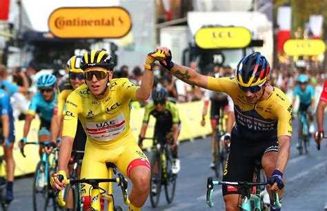 Slovenia's tadej pogacar, wearing the overall leader's yellow jersey, rides through the courtyard of the louvre as cyclists in the tour de france's final stage reach paris. Tadej Pogacar se proclama Campeón del Tour de Francia 2020 ...