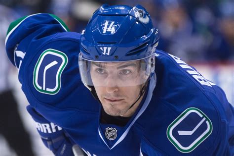 Canucks forward alex burrows defended himself when asked about accusations made by devils forward jordin tootoo that he made disparaging remarks about tootoo's personal life and family. Les Sénateurs font l'acquisition d'Alex Burrows | La Presse