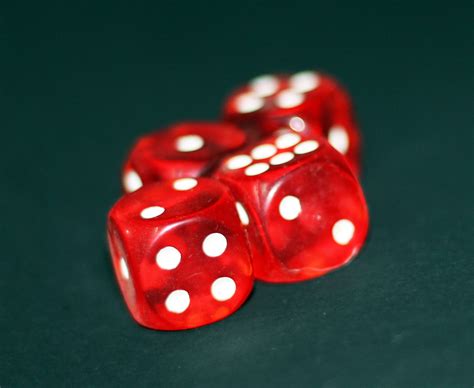 무료 이미지 경기 놀이 휴양 빨간 보드 게임 도박 카지노 계략 운이 좋은 위험 공동 자금 큐브 승리