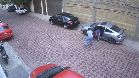 video hombre descubre a ladrón dentro de su auto y lo enfrenta en puebla el imparcial de oaxaca
