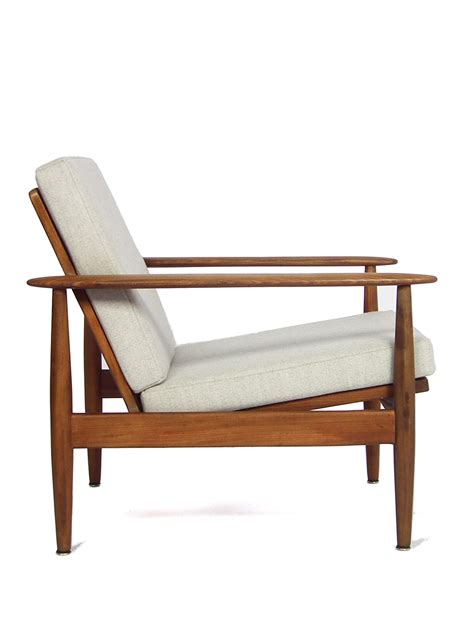 Our handcrafted armchairs, however, aren't one of them! Mid century modern armchair - VAEN