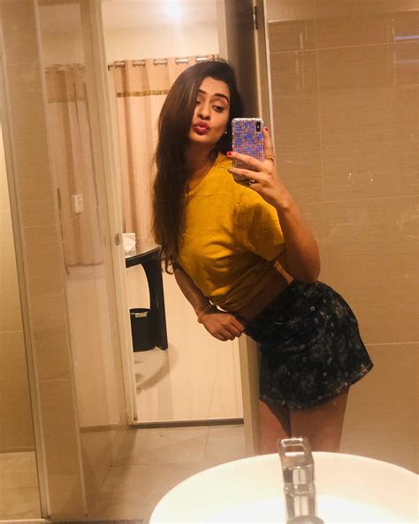 Payal Rajput S Bathroom Selfie Goes Viral Teluguodu