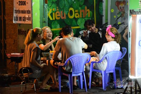 Ăn Nhậu Tràn Lan Trên Vỉa Hè ở Sài Gòn Thenextvoz