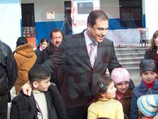 Hakan fidan, evli ve 3 çocuk sahibidir. Hakan Fidan portresi