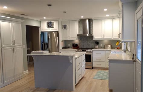A full kitchen with custom cabinets is approximately 30 feet long, with an average cost of $ 12,000 for the cabinets alone. CT Custom Built Kitchen Cabinets | Kitchen Cabinet Refacing