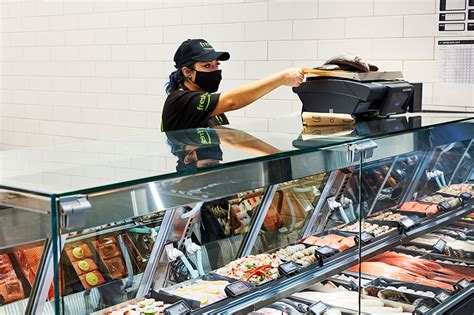 Amazon Fresh Grocery Store Opens With Smart Shopping Carts