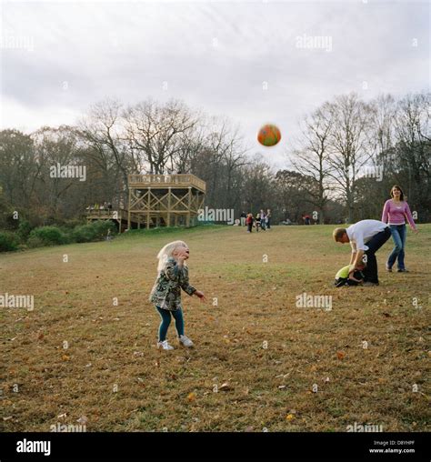 Niños Jugando Al Fútbol En El Parque Fotografías E Imágenes De Alta