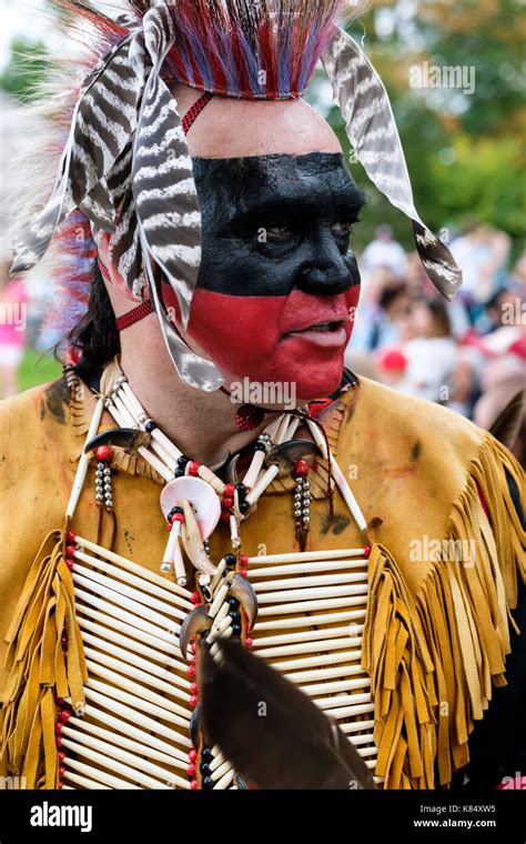 Les Premières Nations Wahta Mohawk Warrior Guerre Portant La Peinture