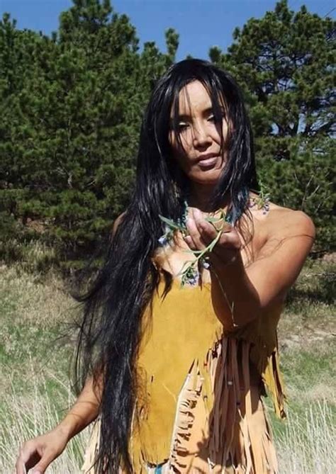 Pin By Nadimreuter On Beautiful Native Women And Men Native American Women Native American