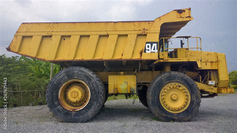 Big And Heavy Yellow Dump Truck Side View Foto De Stock Adobe Stock