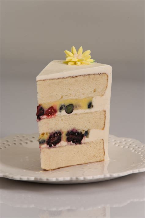 Since my friend asked me if i could make a wedding cake for their wedding, one that doesn't just look pretty, but is also delicious for everyone, i thought vanilla would be just perfect! Vanilla Bake Shop - *Vanilla Lemon Berry