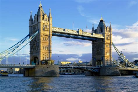 Zu den bekanntesten sehenswürdigkeiten gehören der tower of london. Wycieczka Wielkanoc w Londynie - 5 dni (samolotem ze ...