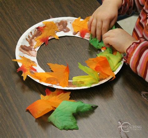 How To Make A Super Easy Fall Wreath With Toddlers And Preschoolers