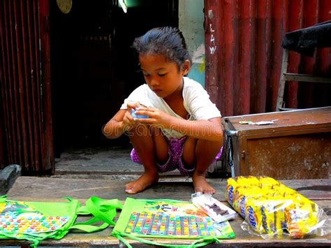 Jeune Fille Asiatique Vendant Des Sucreries Dans Le Quiapo Manille