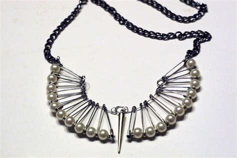 Handmade Necklaces Out Of Pearl And Safety Pins How To Make A Safety Pin Necklace Jewelry On