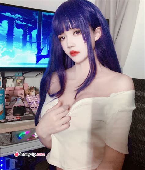 Nữ streamer Cherry Neko gây sốc khi vén áo khoe ngực Sex Shop Online