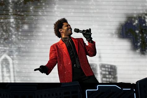 Review The Weeknd Bores At Super Bowl Halftime Show Super Bowl