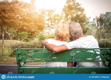 Ältere Paare Auf Einer Bank Stationieren Und Romantische Und Entspannende Zeit in Einem