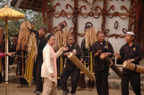 Alunan Angklung Buhun Pengiring Setia Ritual Penanaman Padi Suku Baduy