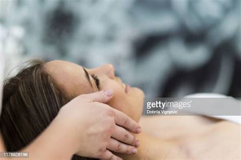 Teen Massage Photos Et Images De Collection Getty Images