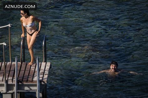 Penelope Cruz Sexy Seen With Javier Bardem Sharing Some Pda While On