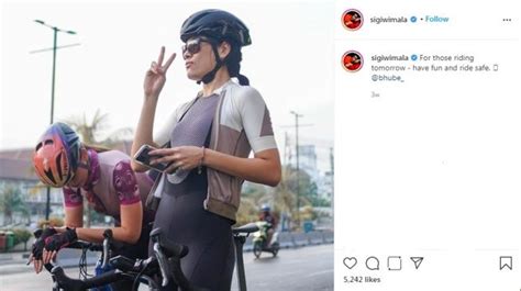 Makin Bikin Semangat Gowes Intip Yuk 10 Gaya Seksi Artis Naik Sepeda
